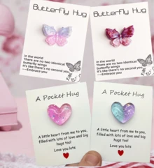 Miniature Resin Heart-Shaped Embrace Card With Gradient Butterfly Embrace Design, An Encouraging Keepsake Gift For Family And Friends. Made Of Wood, Feather-Free, Perfect For Christmas, Easter, Thanksgiving, And Other Greeting Card Holders. - Nhiều màu - Xem 1
