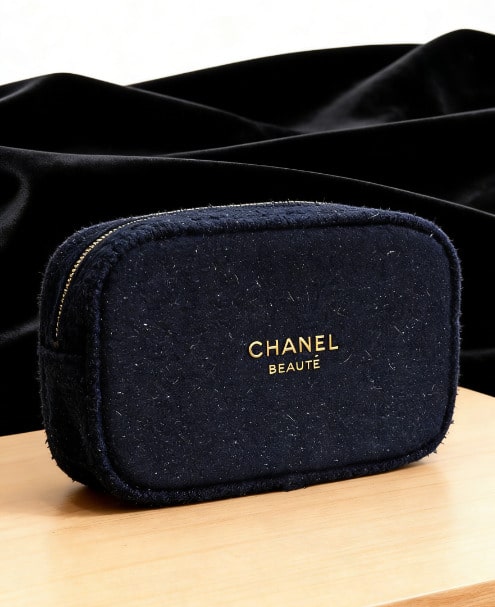 CHANEL Túi đựng mỹ phẩm Materiel Christmas phiên bản giới hạn màu xanh hải quân, chất liệu vải tweed, có khóa kéo, logo vàng và khóa kéo hình hoa trà vàng, hộp đựng mỹ phẩm cao cấp.