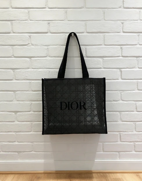 Dior 蕾丝网眼手提包，2026春夏新款时尚单品。旅行必备。化妆包，经典黑色藤格纹设计，透明网眼外层
