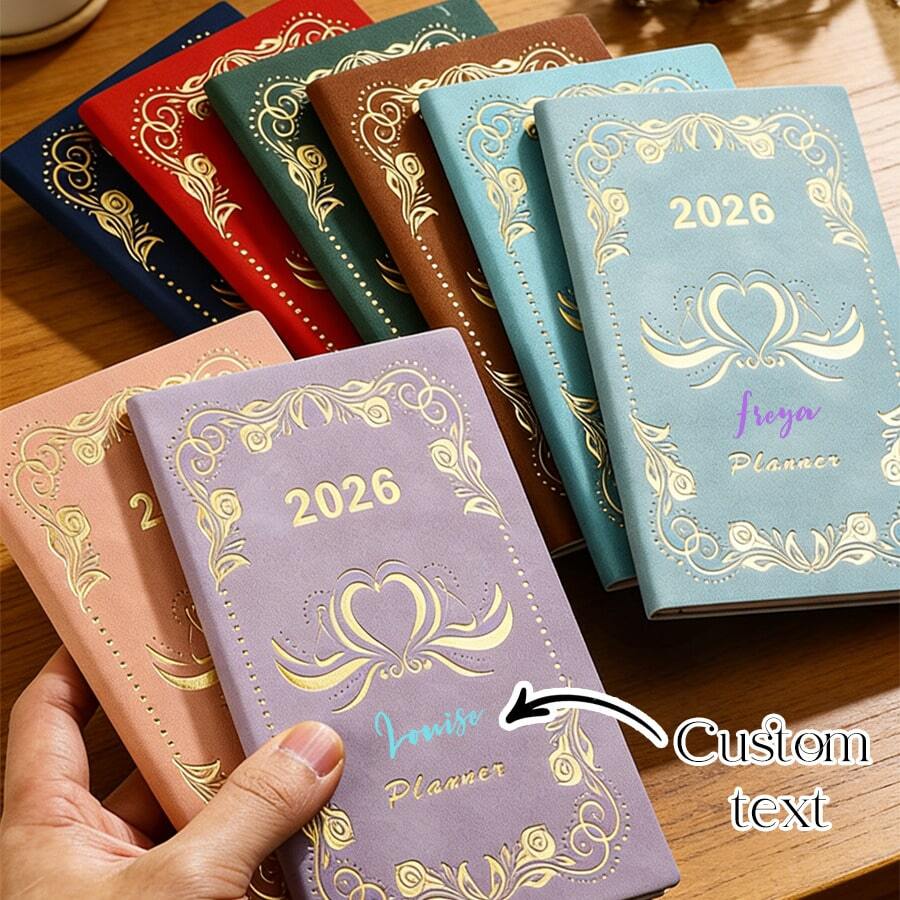1本可定制2026年英文计划本,365天时间管理,2026年1月至12月每日计划本,带日历,A6尺寸,便携式笔记本,计划本,日程本,日记本,笔记本,适用于新年、毕业、新工作、教师节礼物、周年纪念、生日、毕业典礼、婚礼、学校、办公用品、旅行、返校、复古风格、可刻字、独特定制婚礼礼物、男女皆宜的个性化礼物 - 彩色 - 查看 1