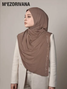 1 chiếc khăn trùm đầu màu trơn với họa tiết sọc đính kim sa, chất liệu polyester mềm mại và thoáng khí, thích hợp sử dụng hàng ngày. - Phong cách sọc sequin - Xem 11