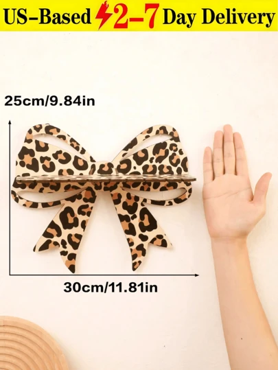 [Entrega en 2-7 días en Estados Unidos] 1 estante de exhibición de pared de madera con lazo de leopardo - Soporte decorativo para joyas con diseño de lazo con estampado de leopardo, construcción de madera de primera calidad e instalación en la pared, perfecto para exhibir collares,también para almacenar herramientas de belleza,adecuado para paredes de dormitorio, sala de estar,entradas, ideal para mujeres, adolescentes,amantes de las joyas y aficionados a la decoración del hogar, la forma del lazo de leopardo agrega un encanto divertido a cualquier espacio, el diseño montado en la pared ahorra espacio en el escritorio/mostrador, fácil de instalar con los herrajes incluidos, combina con estilos de decoración modernos,un regalo encantador para cumpleaños,inauguraciones de casas y días festivos, mantiene los artículos pequeños organizados mientras mejora la estética de la habitación, llavero, decoración de sala de estar, decoración de pared, accesorios de habitación, habitación cosa