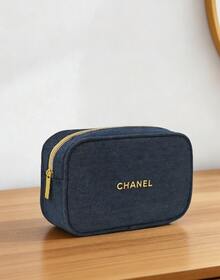 CHANEL 海军蓝丝绒圣诞化妆包，带拉链和金色箔印标志的化妆袋，旅行洗漱用品收纳包 - 藍金色 - 查看 2