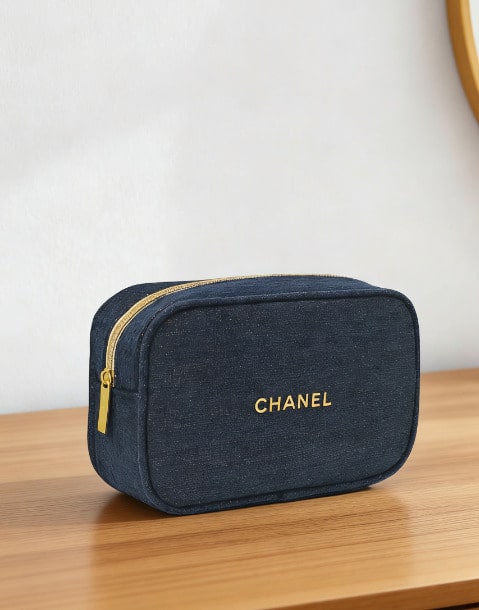 CHANEL 海军蓝丝绒圣诞化妆包，带拉链和金色箔印标志的化妆袋，旅行洗漱用品收纳包