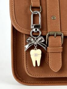 1个牙齿造型钥匙扣，可爱蝴蝶结包包挂饰，时尚钱包挂件钥匙圈，复古独特，多功能包包/手机挂饰/钥匙扣，塑料金属材质，牙科主题包包挂饰，牙医主题配饰礼品