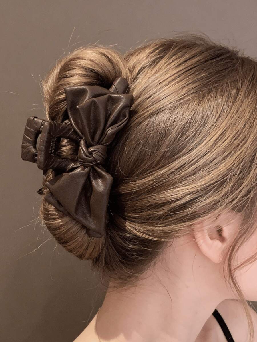 1个韩式蝴蝶结真皮大号发夹，风格柔软奢华，鲨鱼造型，搭配高端真皮蝴蝶结，时尚简约，可作为头饰，适合日常佩戴、派对、秋冬季节、婚礼、新娘发饰、女士发夹、情人节礼物、生日礼物、教师节礼物、闺蜜礼物。女士爪夹优雅发夹