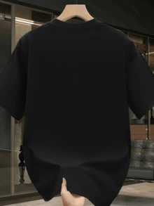 Camiseta negra de manga corta con estampado de manos y rostros blancos para uso informal - Negro - Ver 3