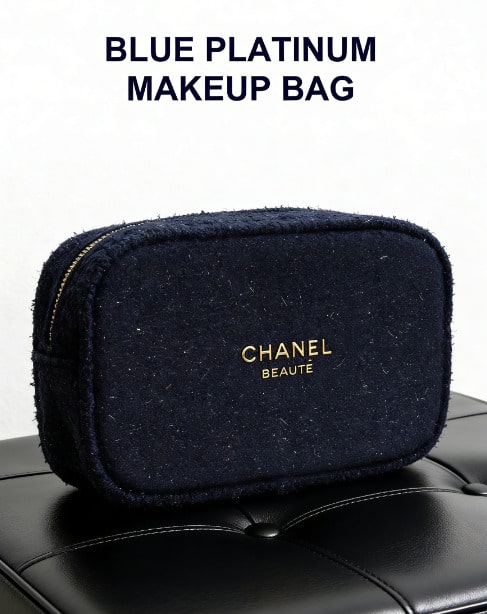 CHANEL 限量版海军蓝毛毡化妆包，拉链化妆袋，饰有金色Logo和山茶花拉链头，奢华化妆包