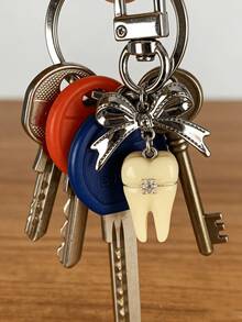 1个牙齿造型钥匙扣，可爱蝴蝶结包包挂饰，时尚钱包挂件钥匙圈，复古独特，多功能包包/手机挂饰/钥匙扣，塑料金属材质，牙科主题包包挂饰，牙医主题配饰礼品