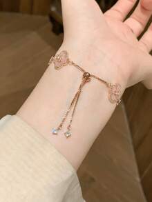 粉色四叶草手链，精致甜美，适合作为情人节、生日、圣诞节礼物送给妈妈、闺蜜或女朋友。