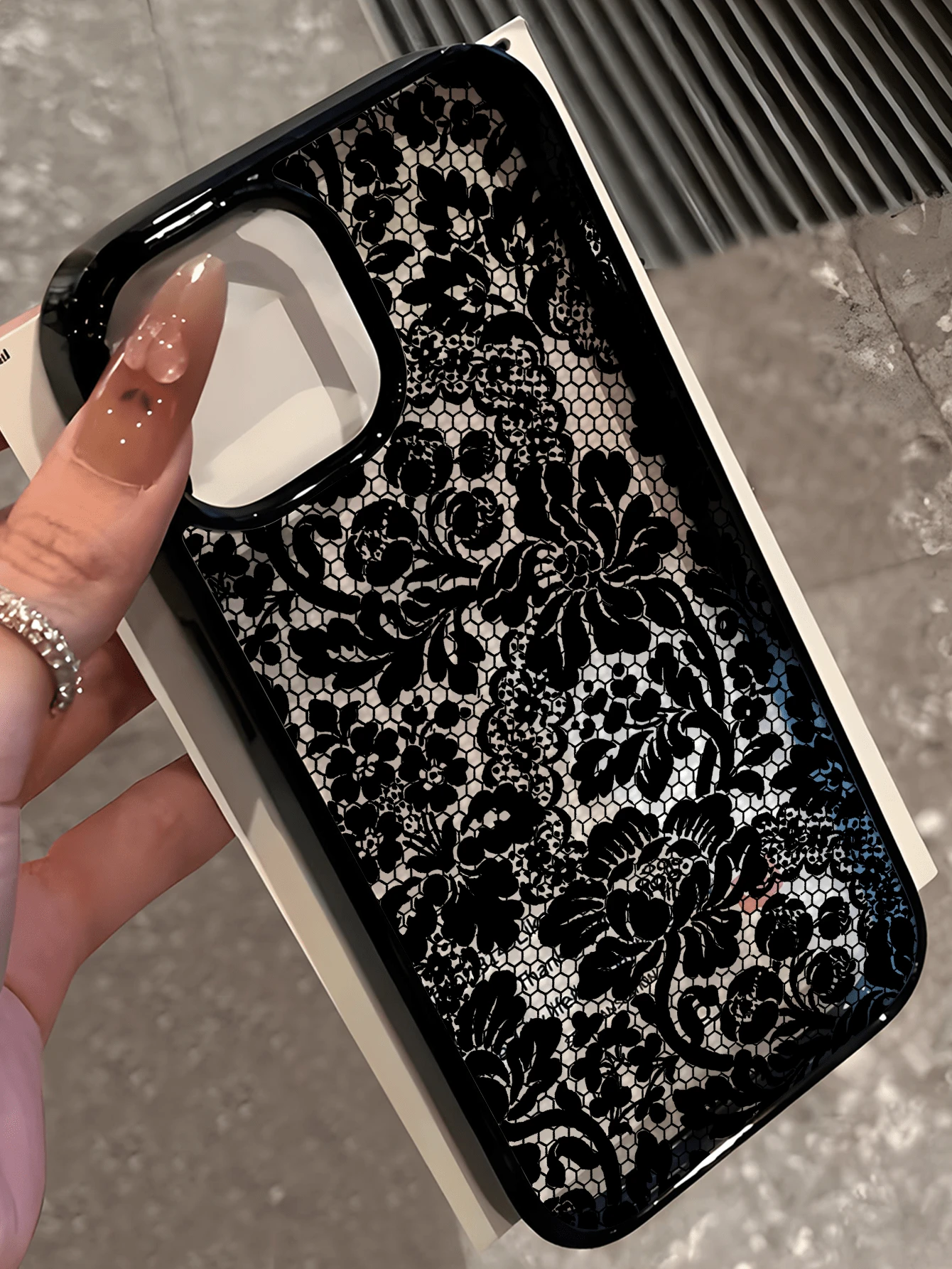 Ốp lưng điện thoại ren đen thời trang 1 chiếc, ốp lưng điện thoại họa tiết hoa ren đen thanh lịch, khung đen, mặt sau trong suốt, tương thích với iPhone 17 Pro Max/17 Pro/17/16 Pro Max/16/16 Pro/16 Plus/15/15 Pro Max/15 Pro/15 Plus/11/12/13/14 Pro Max/11 Pro Max/12 Pro/12 Pro Max/13 Pro/13 Pro Max/14 Pro/14 Pro Max/14 Plus, thích hợp làm quà tặng cho gia đình, người yêu, bạn bè nhân dịp sinh nhật, kỷ niệm, đám cưới, tiệc tùng, quà mùa xuân.