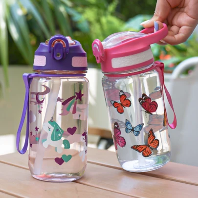 1个600毫升/19盎司卡通动物印花儿童吸管杯，小容量运动水壶，带吸管和提手，便携防漏，小巧耐用，配有腕带，适合玩耍、旅行、健身、上学、日常使用，也是生日和节日礼物的理想之选。