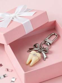 1个牙齿造型钥匙扣，可爱蝴蝶结包包挂饰，时尚钱包挂件钥匙圈，复古独特，多功能包包/手机挂饰/钥匙扣，塑料金属材质，牙科主题包包挂饰，牙医主题配饰礼品