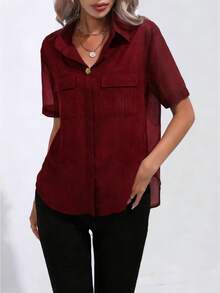 女士夏季休闲时尚街头斜纹亮丝条纹衬衫，带翻盖口袋，短袖设计，[绯红丝绸玫瑰] 优雅竖条纹，闪亮夺目，别致实用的口袋设计尽显奢华质感，玫瑰纽扣低调点缀，尽显奢华格调。 - 酒紅色 - 查看 6
