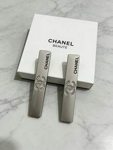 CHANEL 时尚银色水钻鸭嘴夹刘海发夹，适合作为礼物送给朋友