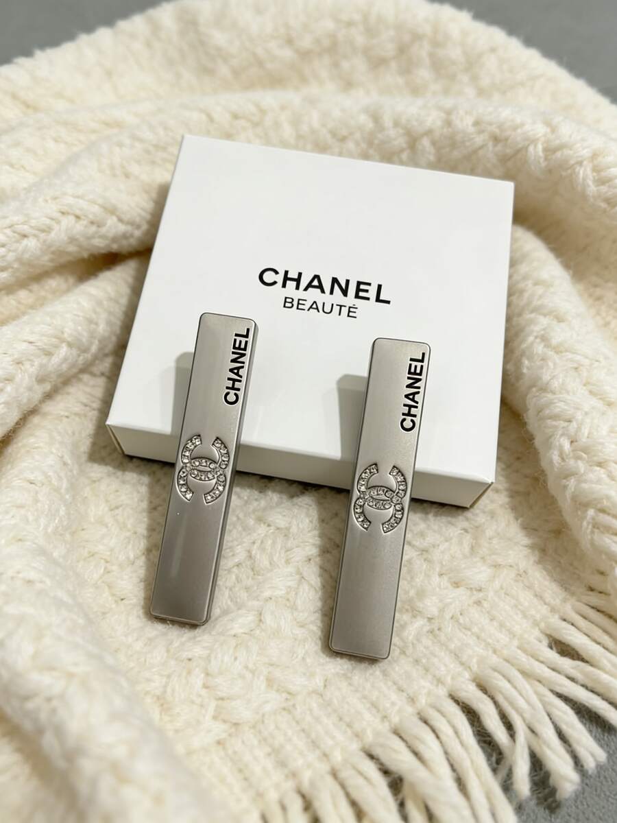 CHANEL 时尚银色水钻鸭嘴夹刘海发夹，适合作为礼物送给朋友