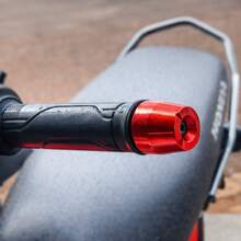 Peso de Guidão Universal Para Moto e Scooter Com Acabamento Anodizado Preto Antivibração e Fácil Instalação - 1 Unidade Peso de Guidão Preto Modelo B - Visão 7