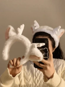 1个可爱鹿角洗脸化妆头箍，采用柔软毛绒材质制成，非常适合洗脸、睡前派对头饰、角色扮演头箍、生日派对等场合。