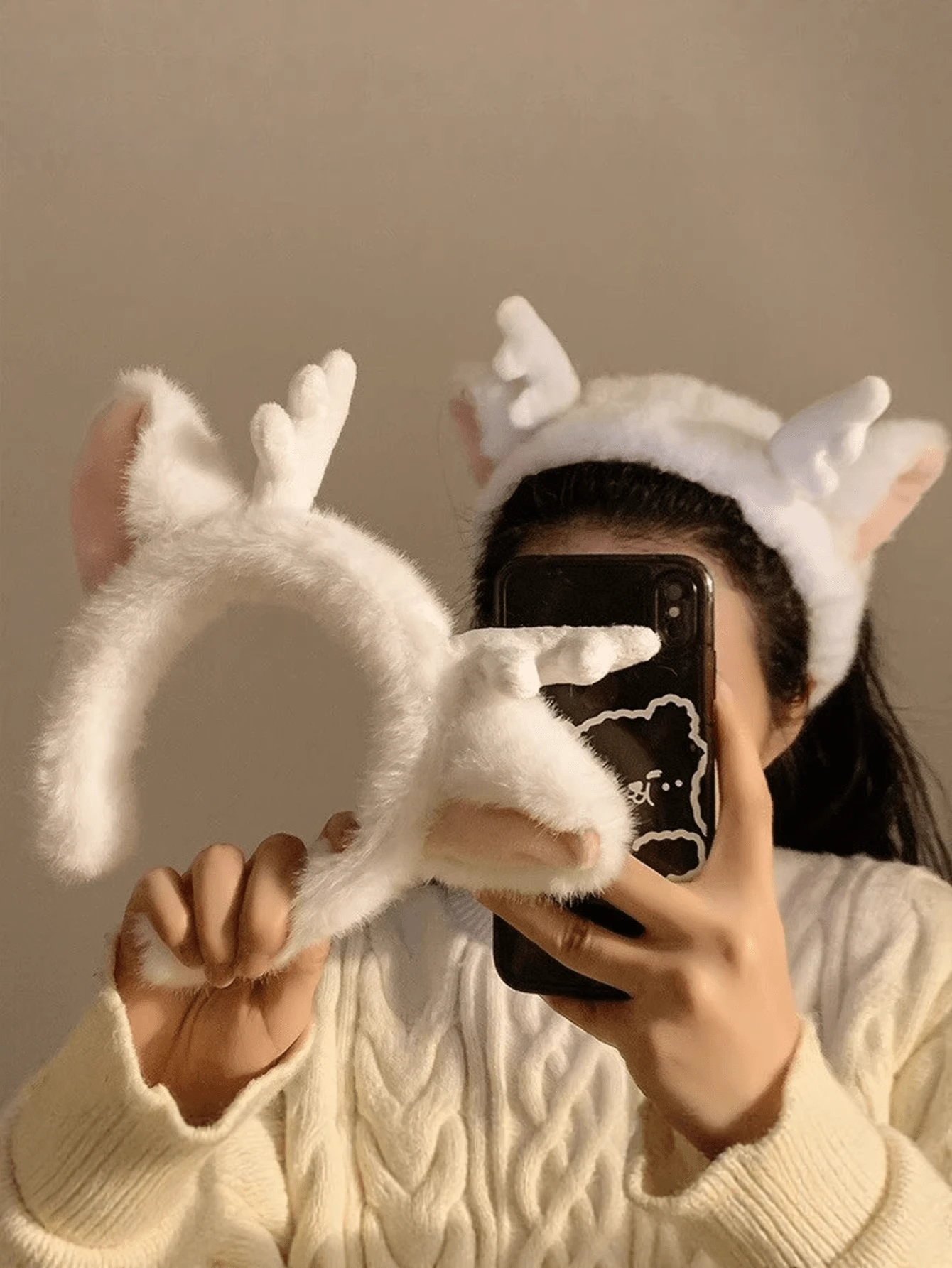 1个可爱鹿角洗脸化妆头箍，采用柔软毛绒材质制成，非常适合洗脸、睡前派对头饰、角色扮演头箍、生日派对等场合。