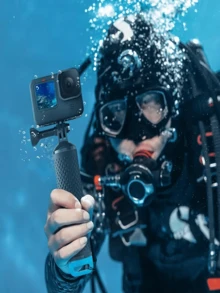 适用于 GoPro Hero 13、12、11、10、9、8、7、6、5、4、3+、2、1 Session 的漂浮式防水独脚架。防丢手持漂浮杆，防水漂浮手柄，适用于运动相机、自拍杆配件，手柄和支架配件套装。适用于水上运动和运动相机。专为户外运动和水下活动设计。多种款式可选。馈赠亲友的绝佳礼物。 - 彩色 - 查看 8