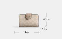 Coach 中号转角拉链钱包，采用标志性帆布，金色/沙色/粉笔色 - 女士手拿包小钱包拉链钱包 - 奢华时尚设计皮革 - 圣诞礼物 - 旅行必需品，日常使用学校/办公室 - Gold/Sand/Chalk - 查看 4