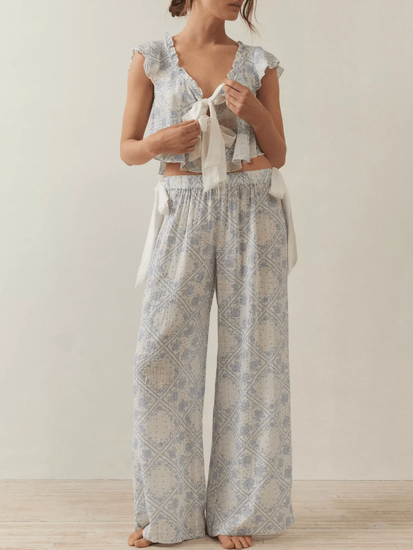 Women's Retro Printed Lace Up Pajamas 2 Piece Set V Neck Short Sleeve Ruffle Tops Elastic Wide Leg Pants Autumn Casual And Comfy Home Set For Loungewear Soft Sleepwear - 天藍 - 查看 1