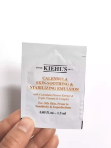 Kiehl's Soothing Lotion (125ml/30ml/1.5ml) cepat menyerap, mengontrol minyak, dan membuat kulit terasa segar, memberikan hidrasi tahan lama, dan tidak lengket. Cocok untuk kulit berminyak, sensitif, dan berjerawat. - Losion Penyeimbang dan Penenang Calendula - View 10