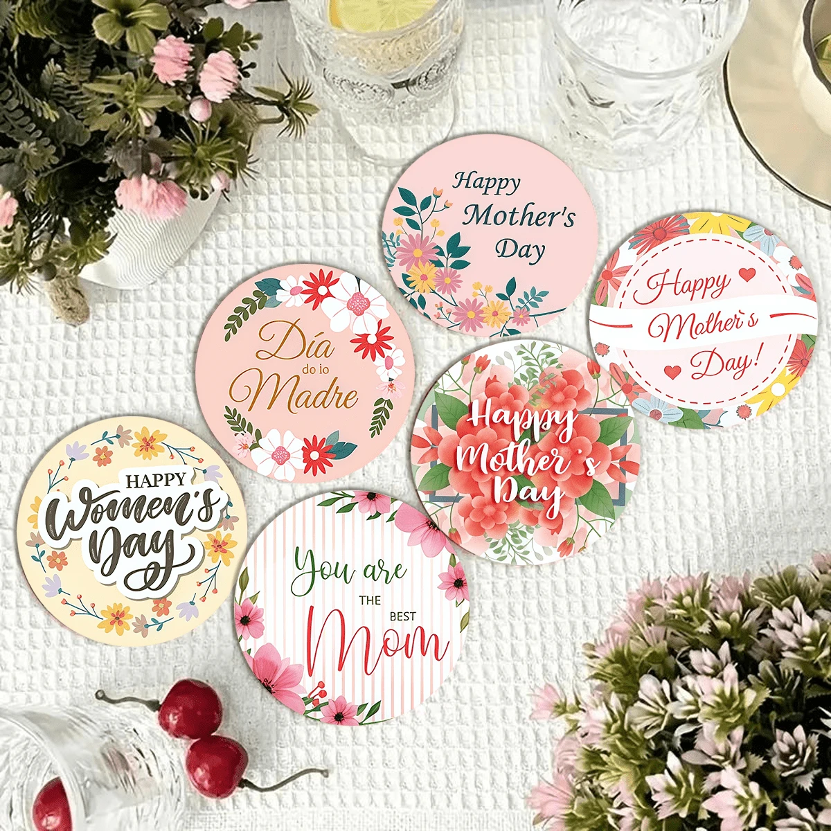Un ensemble de dessous de verre thématiques de la Fête des Mères, décorés d'éléments floraux et de cœurs, avec des tons de couleurs douces de rose et de jaune, capturant un style frais, doux et élégant qui s'aligne avec l'atmosphère délicate de la Fête des Mères - Dessous de verre rond en planche de bois - Voir 1