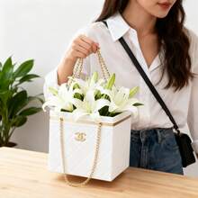 1个圆形纯色小桶，搭配场景花卉，可用于花卉艺术DIY包装、空盒、礼品包装盒、节日装饰等。