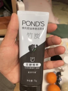 Pond's Ponds 亮白竹炭潔面乳 75g，改善暗沉、舒緩保濕、豐富泡沫、深層清潔毛孔，適合各種膚質 - 竹炭 - 查看 7