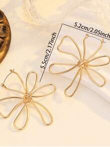 1 Pair Of Stylish Minimalist Hollow Floral Asymmetrical Design Earrings, Ideal For Everyday Wear, Vacation, Date, Birthday Gift & Perfect Gift - Gold - View 2