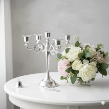 一套五臂螺旋纹烛台。金属材质，造型完整。整体设计体现欧式轻奢美学；底座和烛杯边缘饰有精致的雕刻图案，烛臂则采用卷曲的螺旋纹样。 - 彩色 - 查看 11