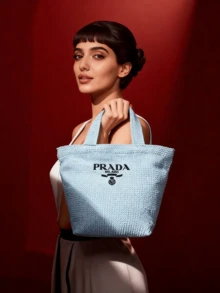 Prada 浅蓝色纹理手提包，饰有品牌标志刺绣 - 时尚单肩托特包，圣诞节和节日礼物 - 藍色 - 查看 3