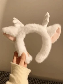 1个可爱鹿角洗脸化妆头箍，采用柔软毛绒材质制成，非常适合洗脸、睡前派对头饰、角色扮演头箍、生日派对等场合。