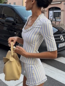 Conjunto de pijama a rayas estilo Y2K para mujer con parte superior de cuello de escote en uve, manga corta y fruncido, y shorts de cintura baja con volantes. Lindo conjunto de 2 piezas de pijama a juego para ropa de dormir y de estar en casa. - Celeste - Ver 7