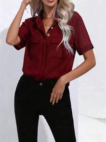 女士夏季休闲时尚街头斜纹亮丝条纹衬衫，带翻盖口袋，短袖设计，[绯红丝绸玫瑰] 优雅竖条纹，闪亮夺目，别致实用的口袋设计尽显奢华质感，玫瑰纽扣低调点缀，尽显奢华格调。 - 酒紅色 - 查看 5