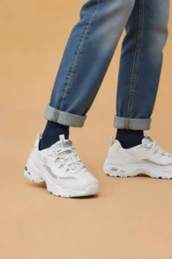 Skechers D'LITES 1.0 系列休闲鞋，白色复古全息女式运动鞋，适合健身锻炼和日常通勤，37 码及以上建议选购小半码，66666200-WHT - 白色 - 查看 3
