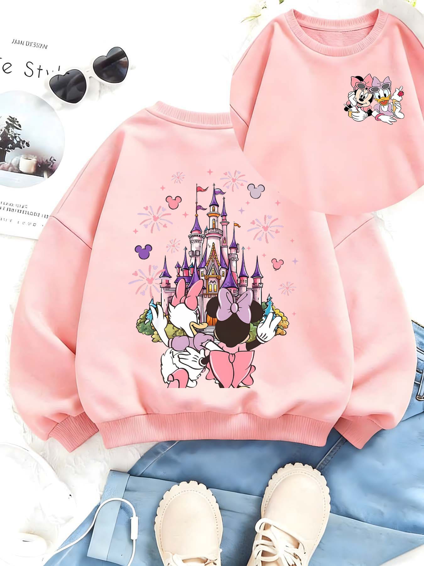 Authorized By Disney. A Cute Cartoon-Pattern T-Shirt. This Is A Pink Children's Sweatshirt. The Front Features A Cartoon Pattern Of Minnie Interacting With Donald Duck Wearing A Bow Tie. The Overall Style Is Cute And Fresh. On The Back, It Is Designed With Disney Castle, Minnie / Donald Duck / Mickey Characters, Along With Elements Of Fireworks And Mickey Head Decorations, Creating A Dreamy Atmosphere Of The Disney Theme. The Sweatshirt Has A Loose Fit. This Personalized Disney T-Shirt Is Suitable For Travel. It Is Comfortable To Wear And Gentle On The Skin. - 粉色 - 查看 1