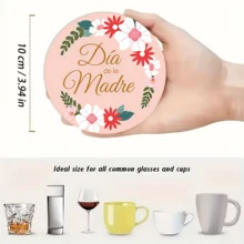 Un ensemble de dessous de verre thématiques de la Fête des Mères, décorés d'éléments floraux et de cœurs, avec des tons de couleurs douces de rose et de jaune, capturant un style frais, doux et élégant qui s'aligne avec l'atmosphère délicate de la Fête des Mères - Dessous de verre rond en planche de bois - Voir 7