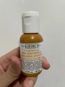 Kiehl's Soothing Lotion (125ml/30ml/1.5ml) cepat menyerap, mengontrol minyak, dan membuat kulit terasa segar, memberikan hidrasi tahan lama, dan tidak lengket. Cocok untuk kulit berminyak, sensitif, dan berjerawat. - Losion Penyeimbang dan Penenang Calendula - View 9