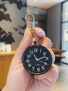 1 st miniklocka med hänge, svart urtavla, vita siffror, rostfritt stål, moderiktiga kvarts-unisexklockor för män/kvinnor, nyckelringsdesign, lämplig för dagligt bruk och som nyckelringstillbehör eller ryggsäckstillbehör och nyckelringstillbehör, som födelsedagspresenter, julklappar, skolpresenter för män, kvinnor, studenter - Svart - Visa 2