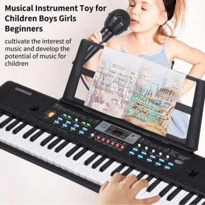 Kinder-Elektronikpiano MQ-6112: 61-Tasten-Keyboard mit zwei Lautsprechern, 16 Klangfarben, 10 Rhythmen, 6 Demosongs und Mikrofon. Das vielseitige USB-Elektronenorgan bietet Klangeinstellung, Tempokontrolle, Akkordfunktionen, Aufnahme und Wiedergabe. Das vollständige Keyboard mit 61 fein gefertigten schwarzen und weißen Tasten ermöglicht breites Spiel. Stereo-Doppellautsprecher sorgen für hervorragenden Klang. Das einfache Bedienfeld mit englischen Markierungen und LED-Anzeige macht jede Operation klar und benutzerfreundlich – ideal für Kinder, die das Klavierspiel lernen möchten.