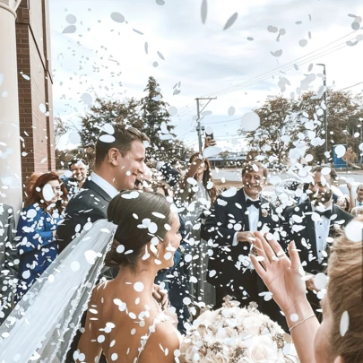 1000 chiếc đồ trang trí tiệc hình trái tim màu trắng, kích thước lớn, làm bằng giấy màu, chất liệu vải không dệt có thể tái sử dụng, dùng để rải, được thiết kế đặc biệt cho Ngày Valentine, đám cưới, sinh nhật, tiệc độc thân và các bữa tiệc bóng bay.