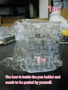 透明桌面收纳盒，饰有粉色蝴蝶结，带笔筒和储物盒，是返校用品、办公用品、宿舍用品、化妆品、护肤品和办公桌必备品的理想之选。也适合作为女士礼物、圣诞家居装饰、个性化礼物、男女皆宜的圣诞礼物、房间装饰和旅行必备品。 - 彩色 - 查看 13