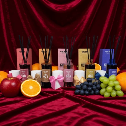 90毫升花果香型无焰空气清新剂，可用作车载香薰、藤条香薰，适用于卧室、办公室、浴室，去除异味，净化空气，持久留香。