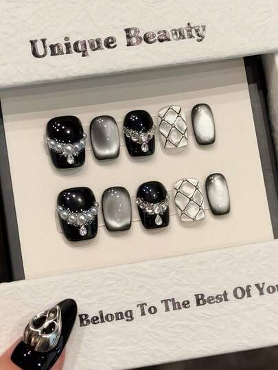 10片哥特风美甲贴纸：手工制作的短方形美甲贴纸，适合温柔的女士。贴纸表面饰有猫眼项链图案，并点缀着水钻和仿珍珠。简约独特，适合日常佩戴和派对场合。佩戴舒适，独一无二。强烈推荐！美甲贴纸，美甲用品，美甲护理必备！