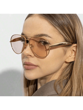 一副大框双梁金属时尚眼镜，蟾蜍眼镜，高端复古个性百搭时尚眼镜，适合日常佩戴、街头摄影、度假旅行、夏季海滩等场合，是夏季海滩度假、户外活动和旅行的理想配饰。复古风格超大飞行员镜框，适合各种穿搭和返校季。