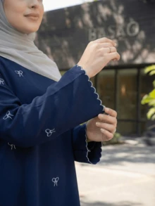 OENY | Đầm Kaftan dài bằng chiffon thanh lịch dành cho nữ, tay dài, được trang trí bằng họa tiết nơ thêu tinh tế, kiểu dáng cổ tròn giản dị, thích hợp cho mùa xuân. - Màu xanh hải quân - Xem 4