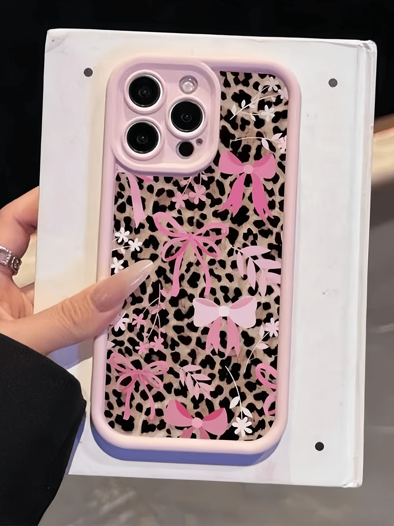 猎豹纹/豹纹印花 1 件装粉色豹纹花卉蝴蝶结简约 TPU 防震手机壳，兼容 17、16、15、14、13、12、11 Pro Max、Air 和 Series - 彩色 - 查看 1