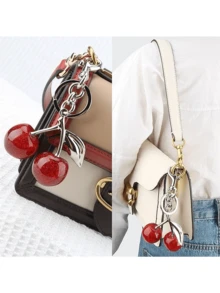 1 chiếc móc khóa hình quả anh đào - Phụ kiện trang trí xe hơi hình quả anh đào, Quà tặng Giáng sinh/Ngày lễ tình nhân cho nữ (Kích thước: 10,92cm x 6,6cm, Kích thước quả anh đào: 3cm) - Quả cầu bông màu đỏ bạc hình quả anh đào - Xem 4